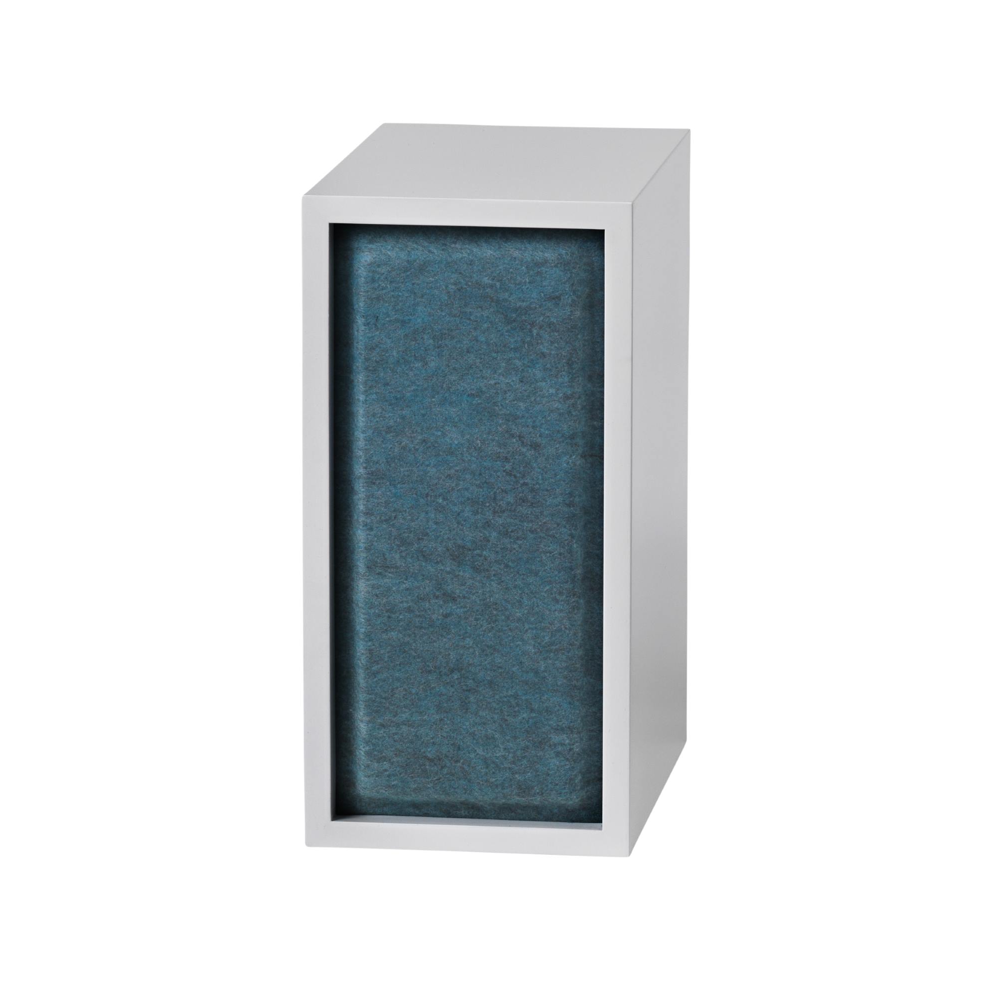 Kleines, weißes Muuto Stacked Regal mit blauem Akustikpaneel zur Schallabsorption im Büro.