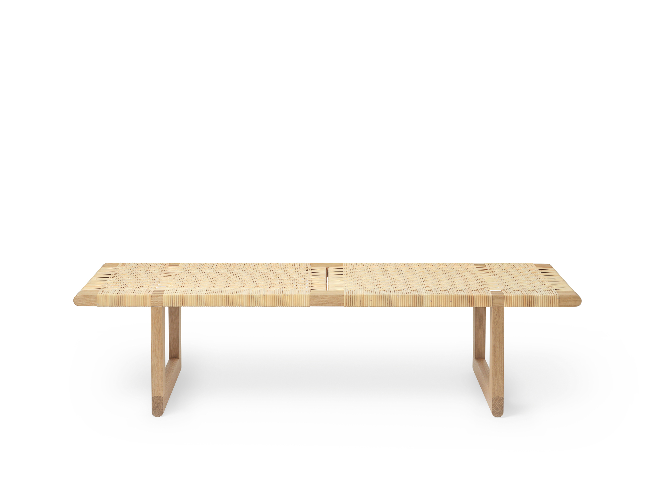 BM0488 Borge Mogensen Tischbank von Carl Hansen: Helle Holzbank mit geflochtener Sitzfläche.