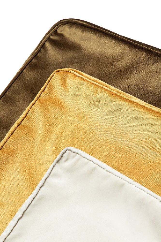 Detailaufnahme von drei Farbmustern des Hans Hansen Pure Betts mit Polsterkopfteil aus Samt.