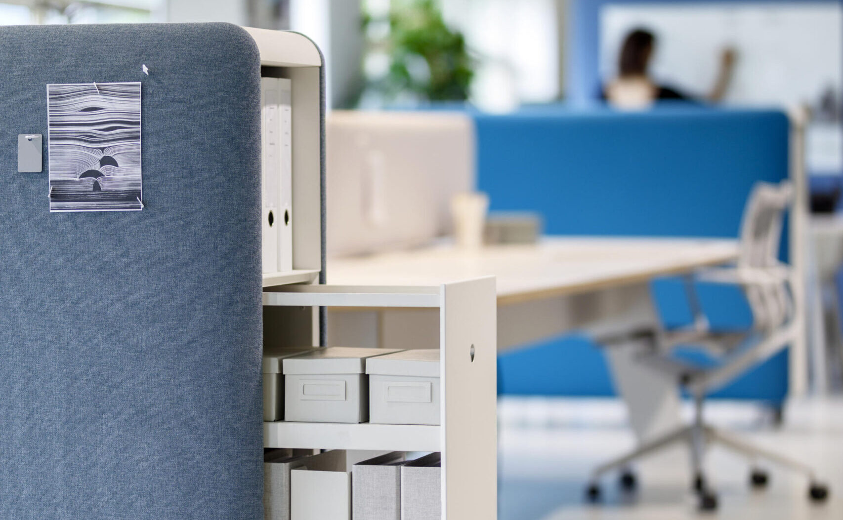 Cascando Pillow Space Akustik-Raumteiler in Blau mit Regalelementen für Büroorganisation und Schalldämmung im modernen Büro.