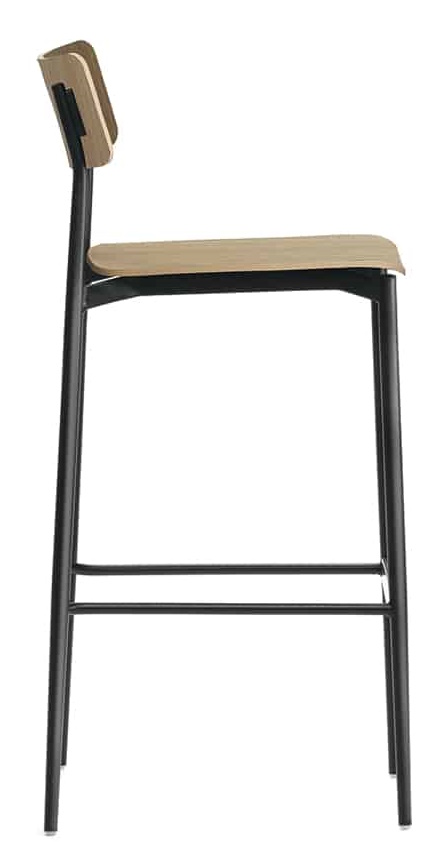 Cult-Wood Barstool von Segis  , Barhocker aus hellem Holz mit schwarzem Metallgestell, Seitenansicht.