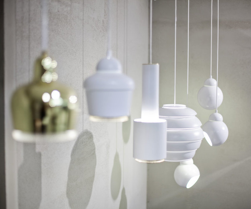 Moderne Hängelampen in Weiß und Gold, verschiedene Formen, minimalistisches Design für stilvolle Innenraumbeleuchtung.