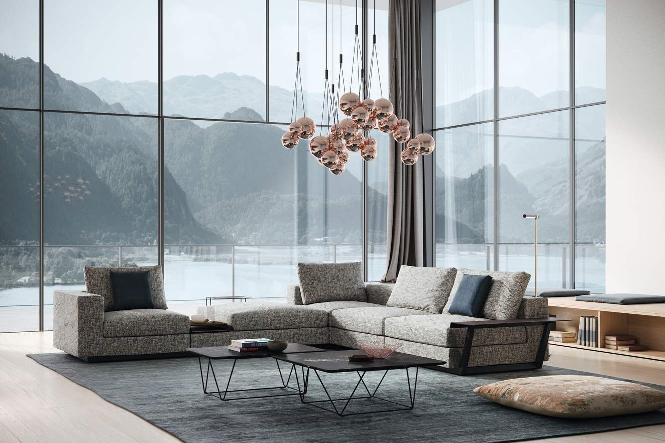 Heller Wohnraum mit Walter Knoll Oki Table Couchtisch, grauer Eckcouch, Sessel und moderner Lampe.