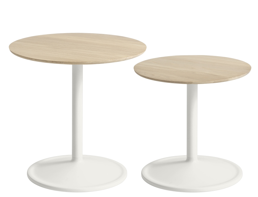 Zwei Muuto Soft Side Table Beistelltische in unterschiedlichen Größen, helle Holzplatte und weißes Gestell.