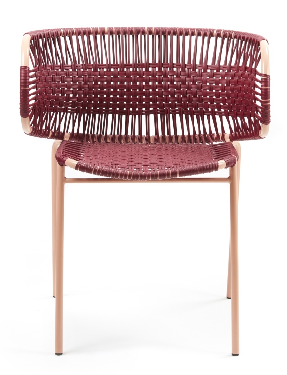Cielo Armlehnstuhl in Rot-Pink Sand: Stapelbarer Outdoor-Stuhl mit geflochtener Sitzfläche und Rückenlehne.