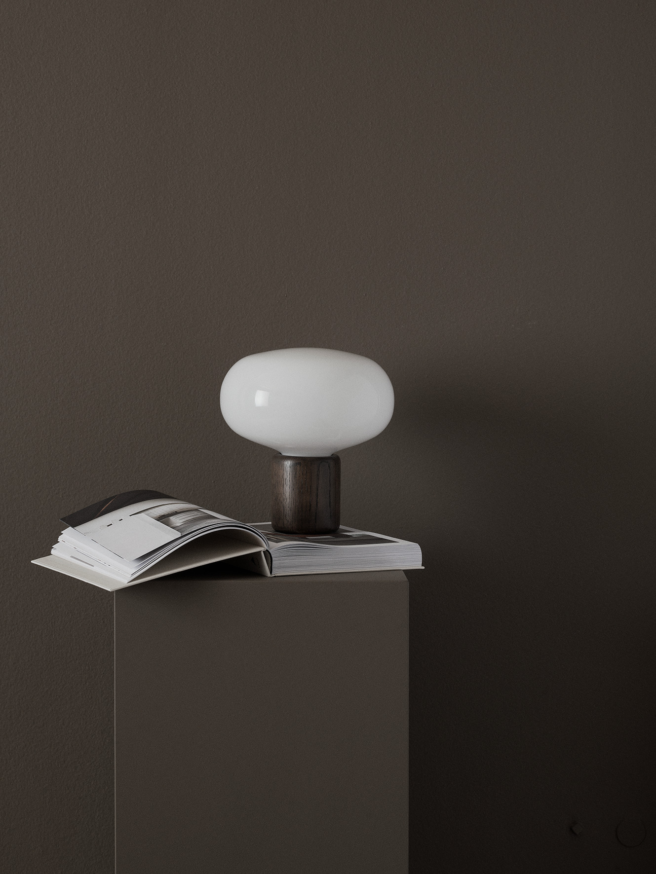 Karl-Johan Tischleuchte mit Eichenfuß und Opalglas, moderne Lampe für Nachttisch oder Wohnzimmer.