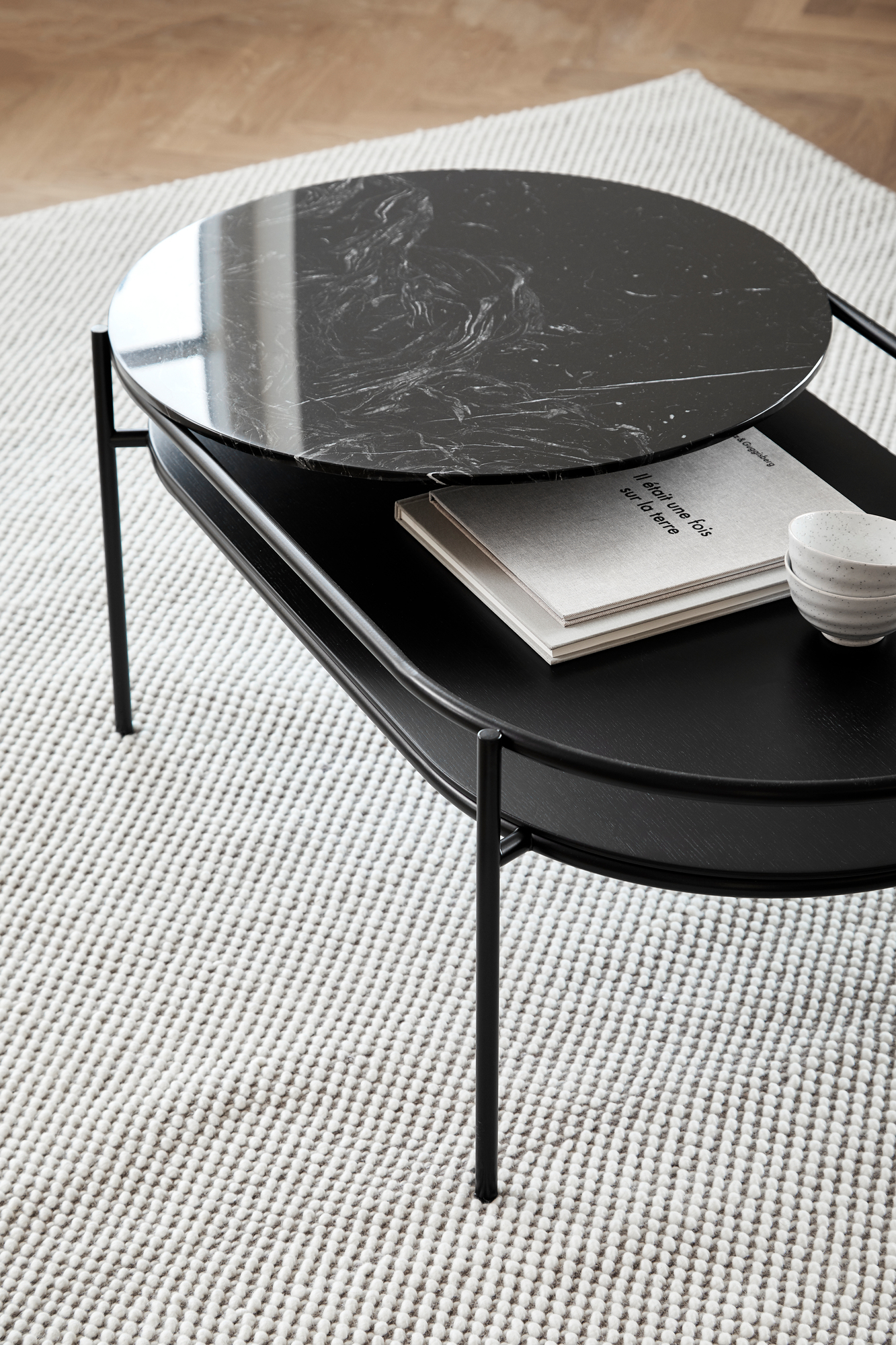 Detailansicht: Weißgrauer Tact Teppich von Woud (170x240 cm) mit feiner Textur. Hochwertiger Teppich für Wohnzimmer und Schlafzimmer.