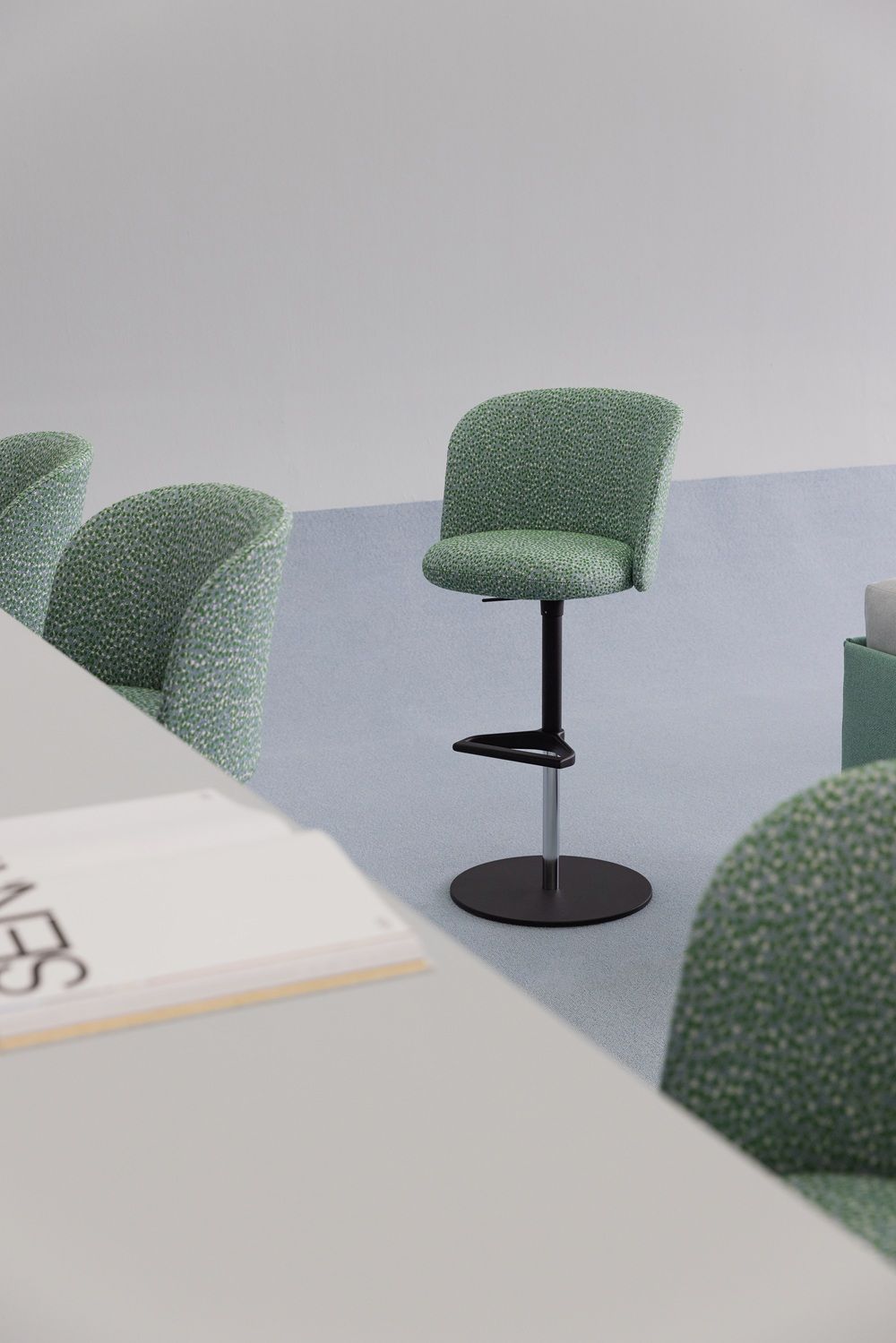 Mikado Side Chair High Stoel / Barkruk Vitra