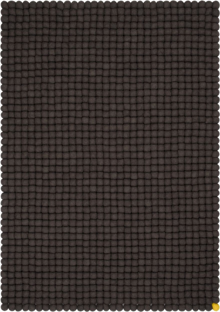 Dunkelgrauer, rechteckiger Filzteppich (200x300 cm) von myfelt, gefertigt aus vielen kleinen Filzkugeln.