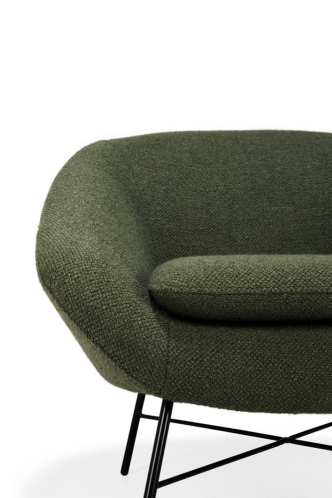 Detailaufnahme: Grüner Ethnicraft Sessel Barrow mit schwarzen Metallbeinen. Moderner Sessel für Wohnzimmer.