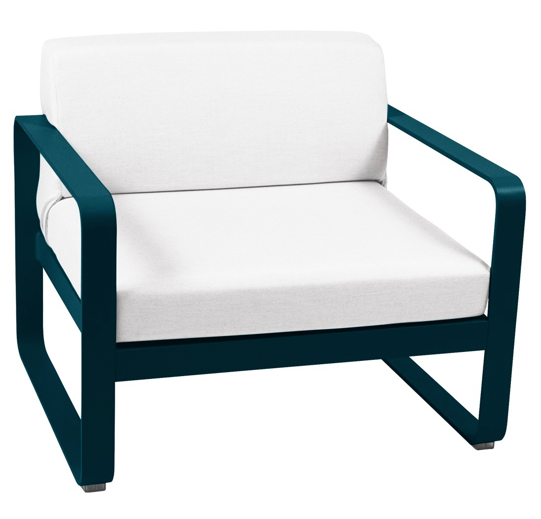 Bellevie Sessel von Fermob: Blauer Outdoor Sessel mit weißen Kissen für Garten und Terrasse.