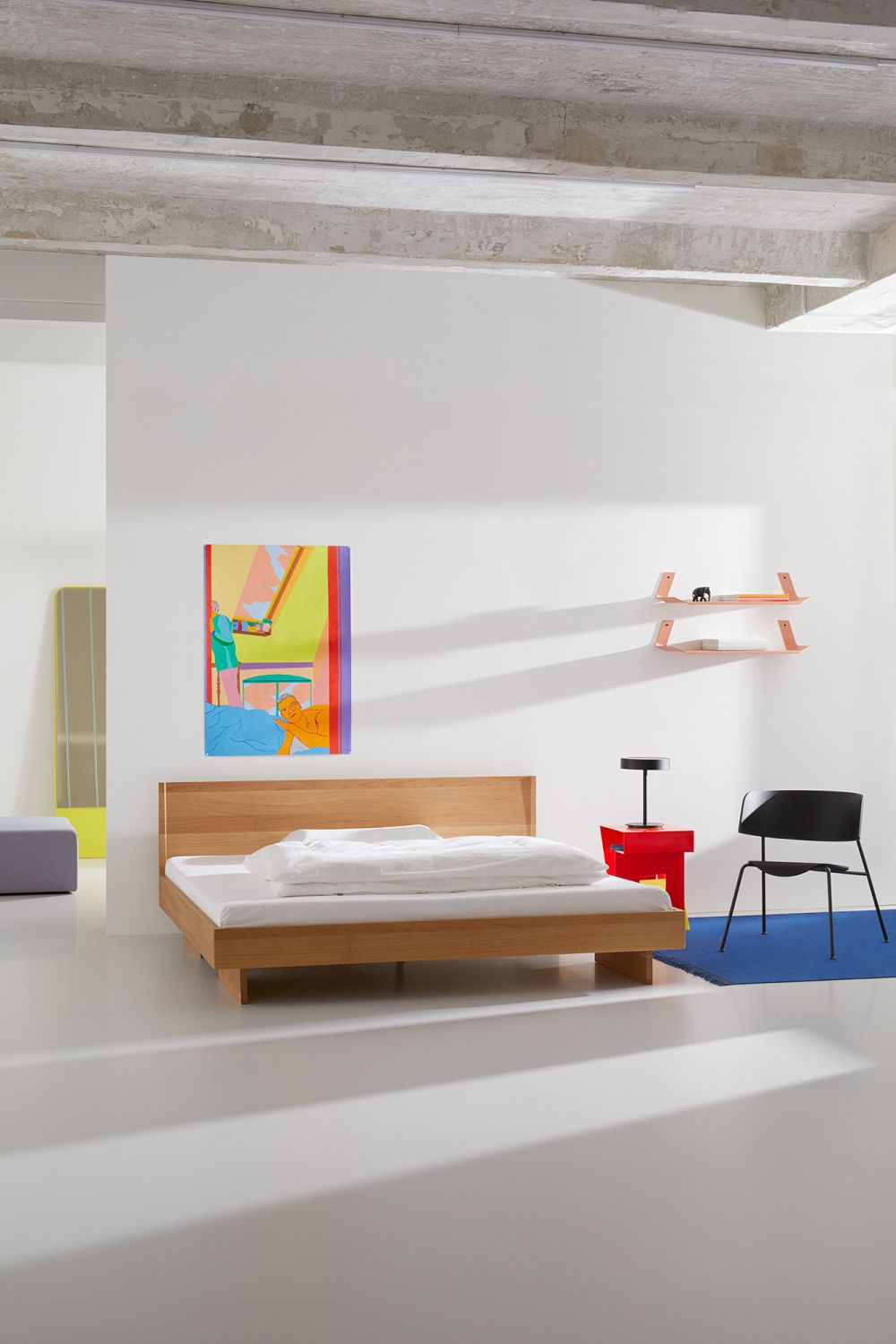ZIANS Bett Large aus Holz mit Kopfteil und weißer Bettwäsche in modernem Schlafzimmer.