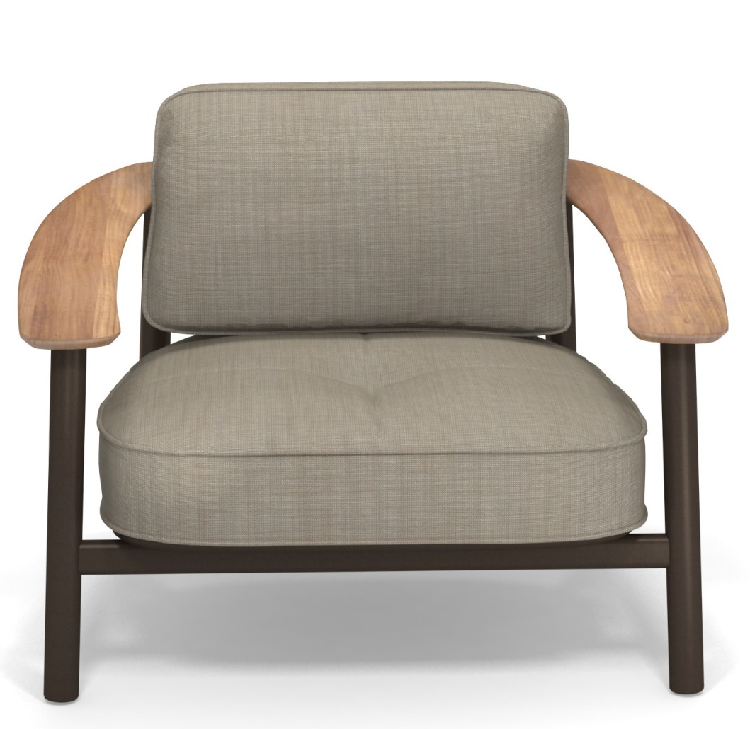 Twins Lounge Chair Sessel Outdoor Emu mit Armlehnen aus Holz und bequemen, beigen Polstern.