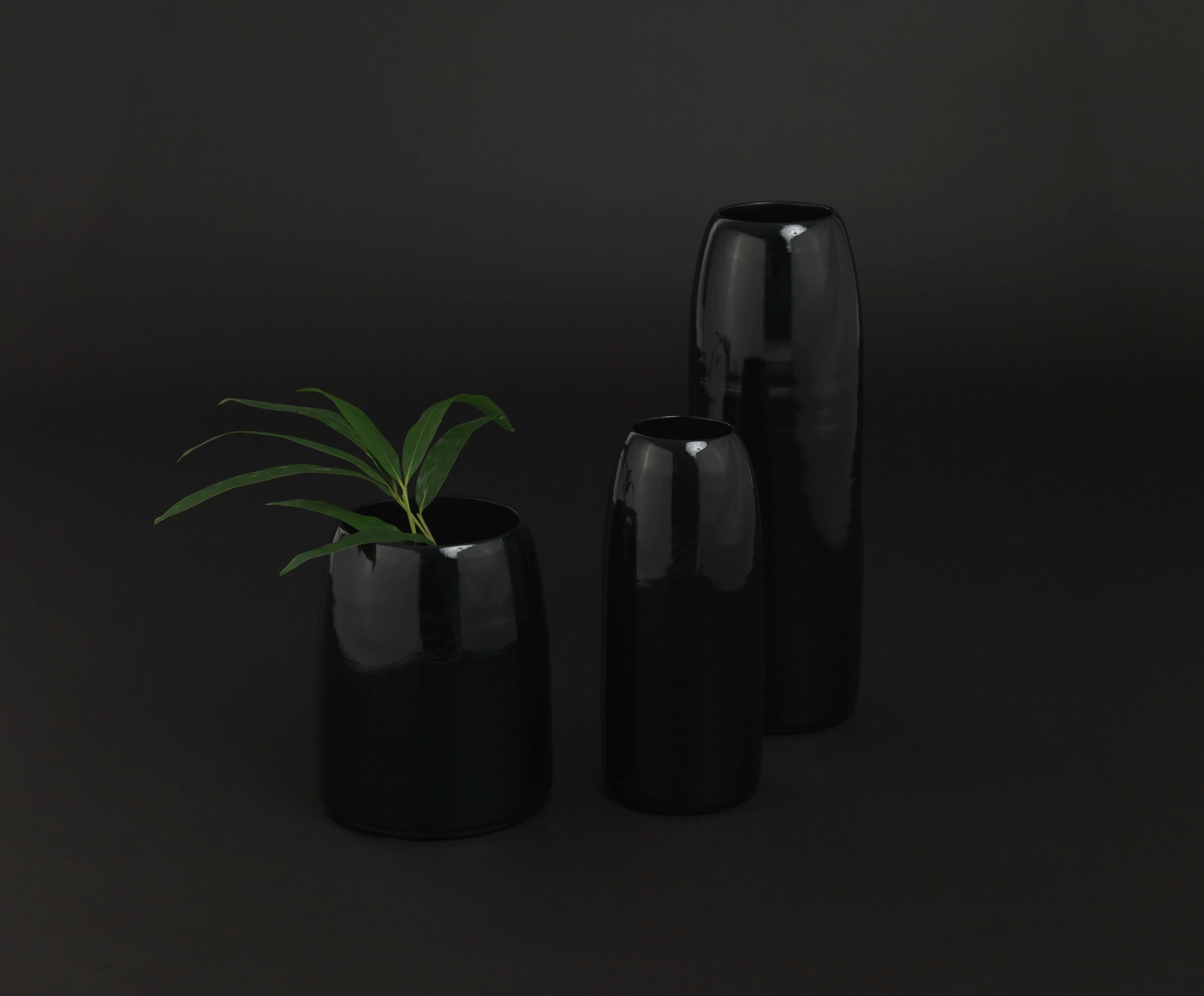 Schwarze Carla Vase L von Schönbuch, moderne Dekoration für Wohnzimmer und stilvolle Inneneinrichtung.