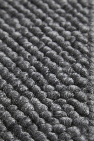 Detailaufnahme des grauen Tact Rug Teppichs von Woud, Textur und Material sichtbar.