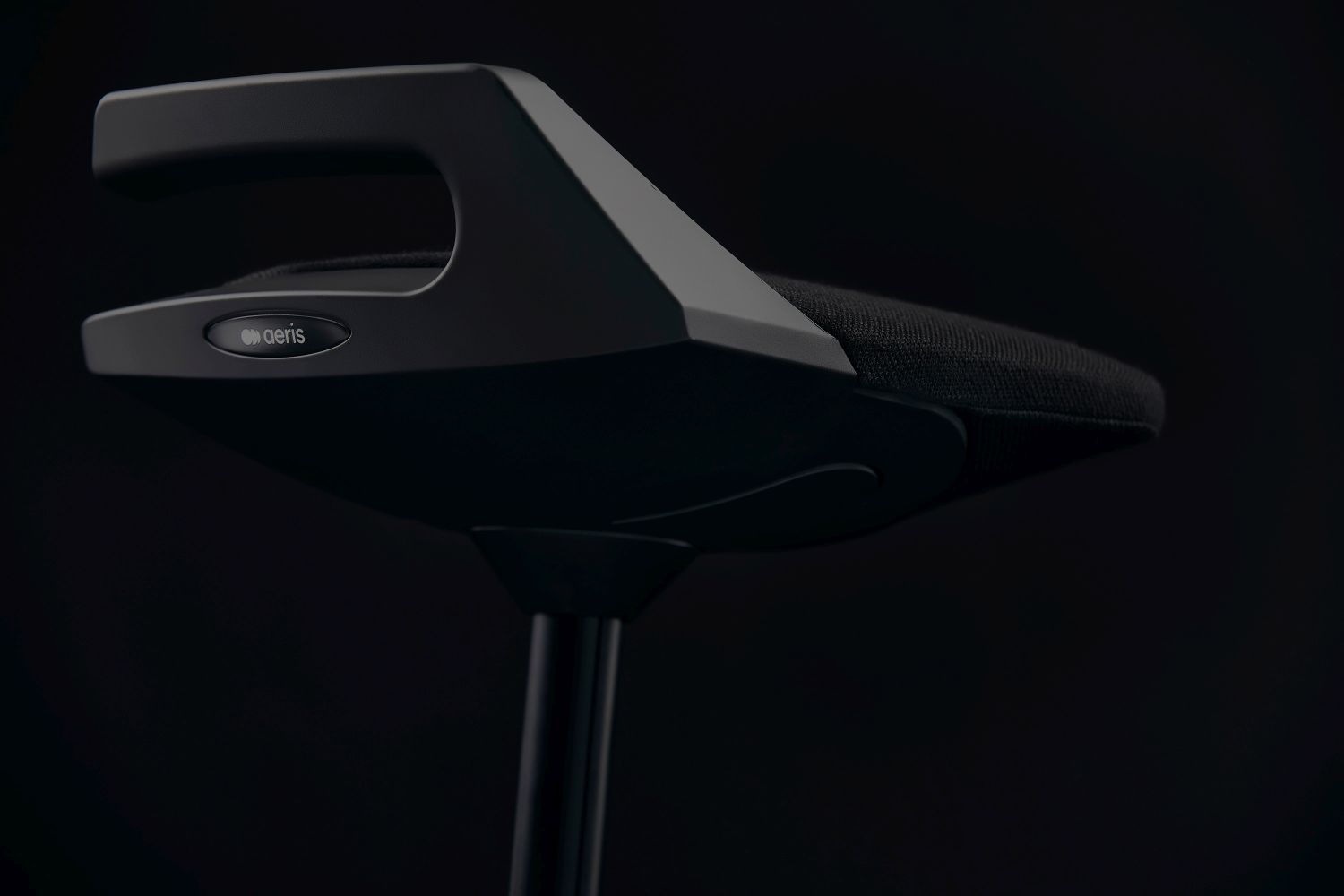 Detailaufnahme des Aeris Swopper Bürostuhls in Schwarz, ergonomischer Sitz mit Griff für dynamisches Sitzen.
