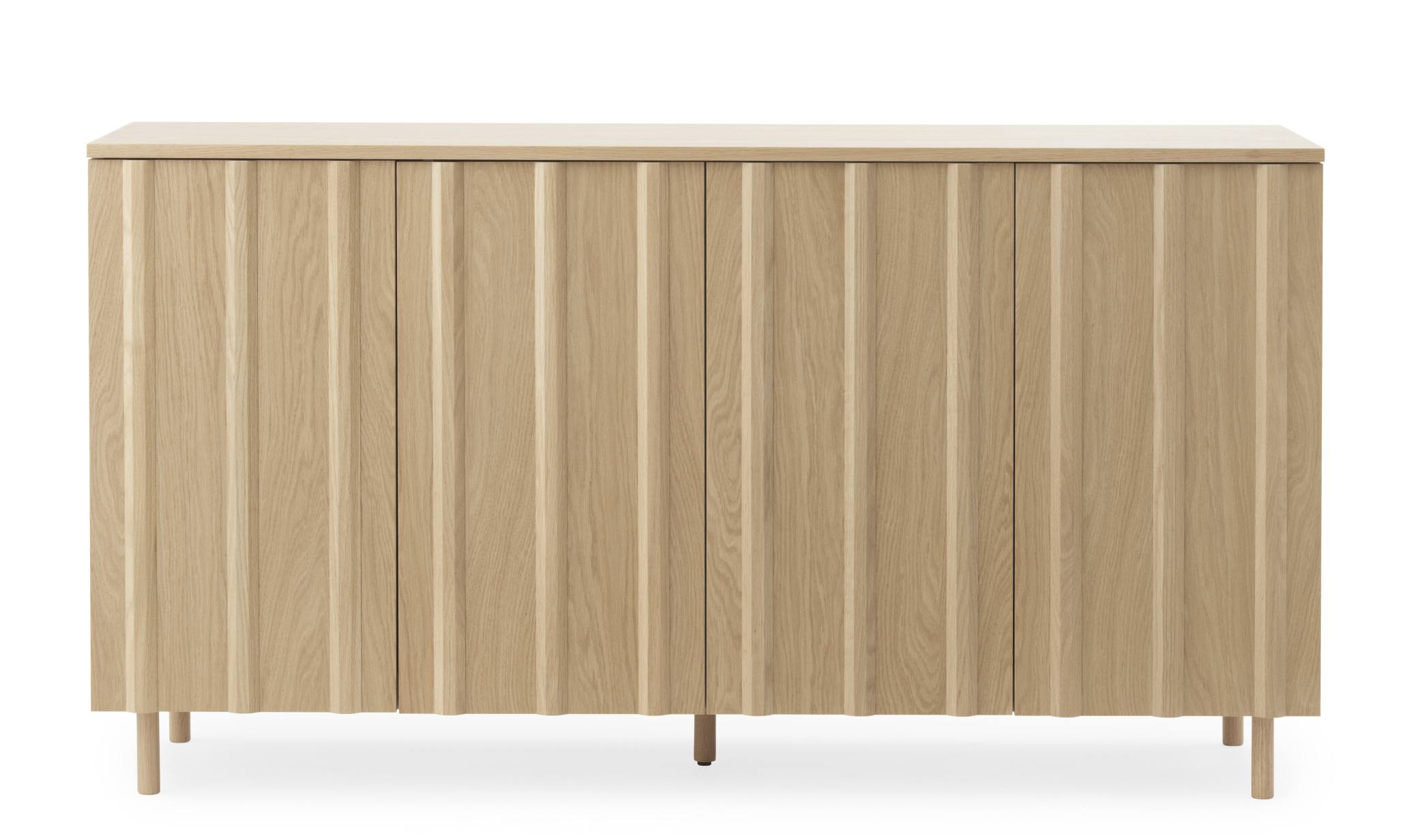 Normann Copenhagen Rib Sideboard aus Eiche, modernes Holz Sideboard mit gerippten Türen und Füßen.