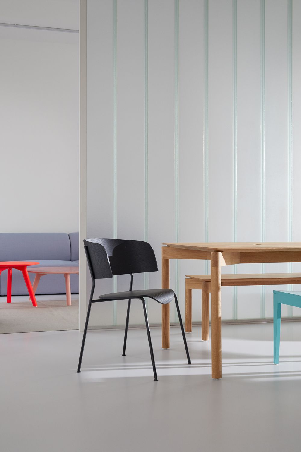 WEDEKIND Tisch Eiche gewachst Large OUT mit Stuhl und Bank in modernem Interieur.