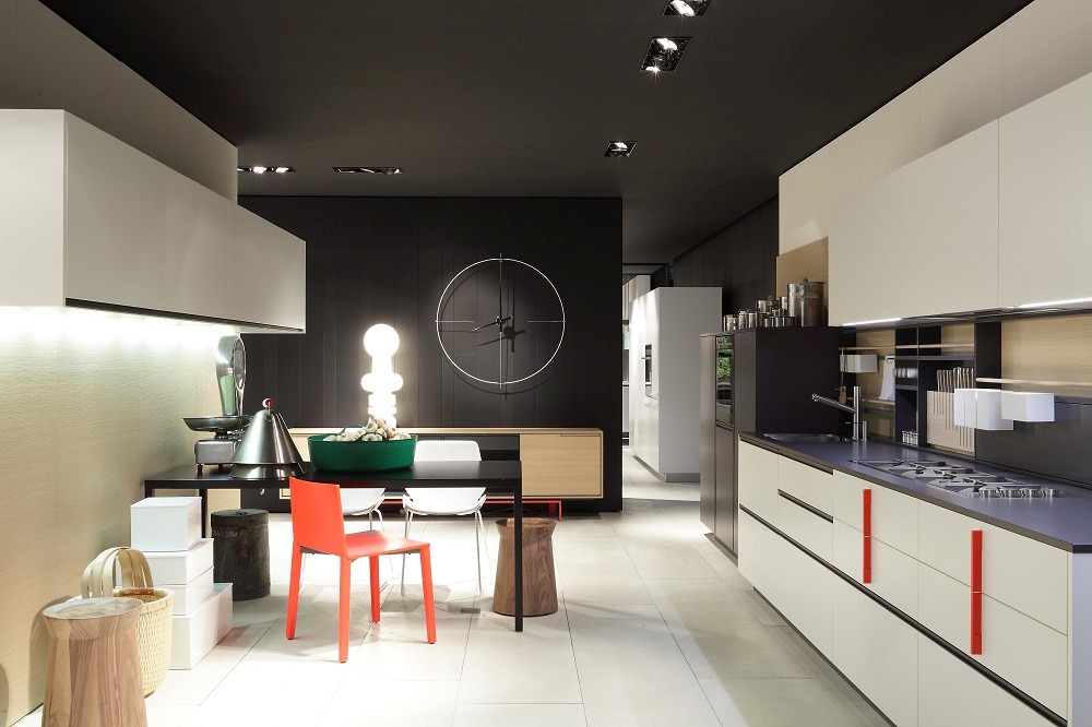 Moderne Küche mit Nomon Bilbao Wanduhr als minimalistisches Designelement über dem Esstisch.
