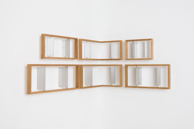 Wandmontiertes Regal b Eiche, bestehend aus sechs kleinen, rechteckigen Holzrahmen mit Metalleinsätzen, modernes Design.