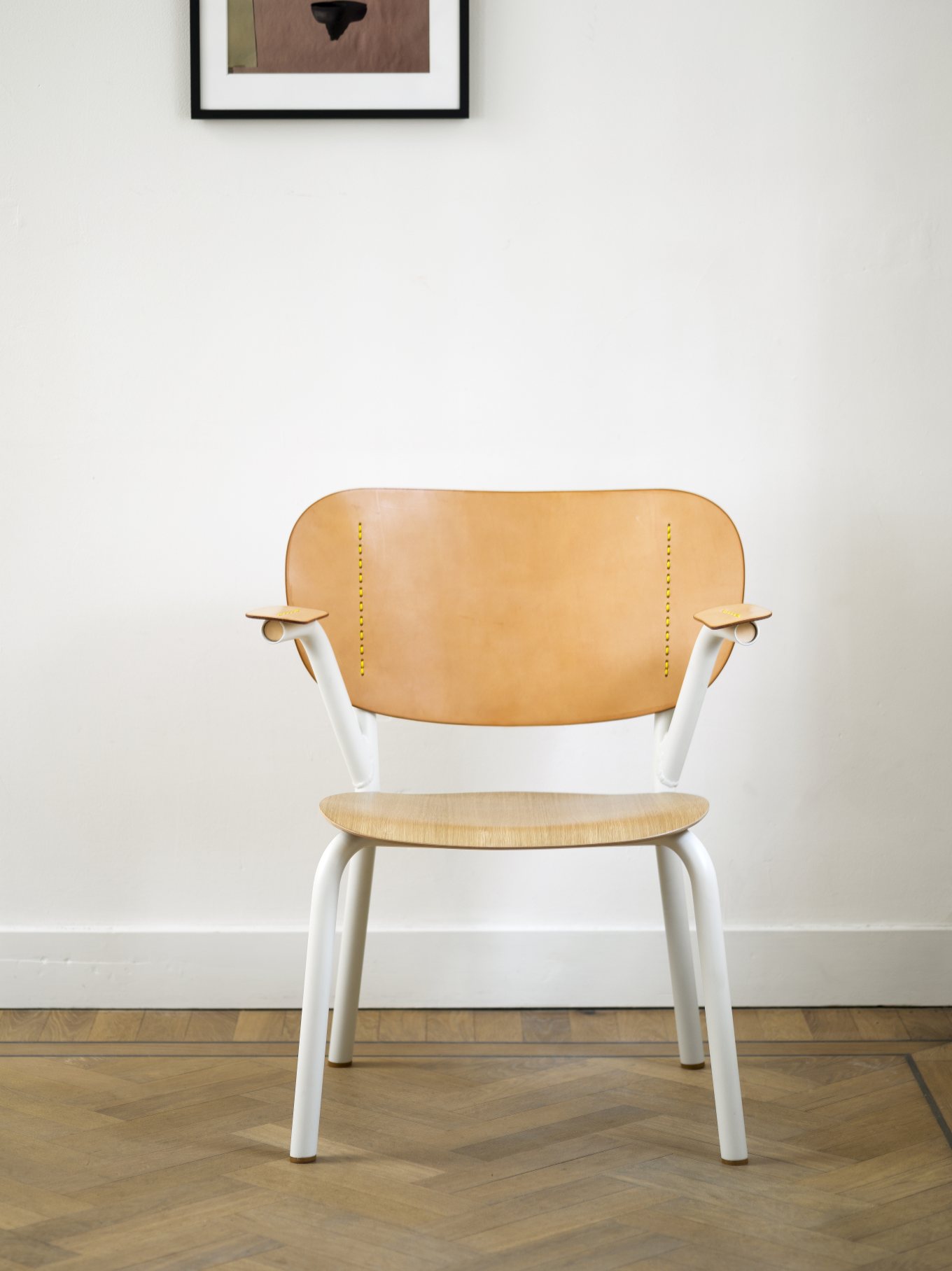 Emil Rosi Armchair Stuhl mit Armlehne von Functionals, helles Holz, Leder und weißes Metallgestell.