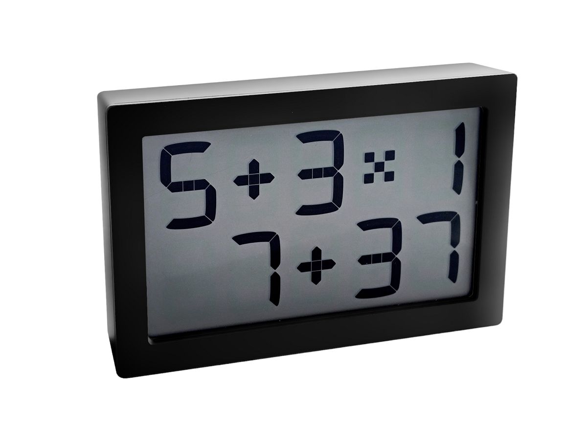 Schwarze Digitaluhr mit LED-Anzeige, die die Uhrzeit durch Rechenaufgaben darstellt. Tischuhr oder Wanduhr.