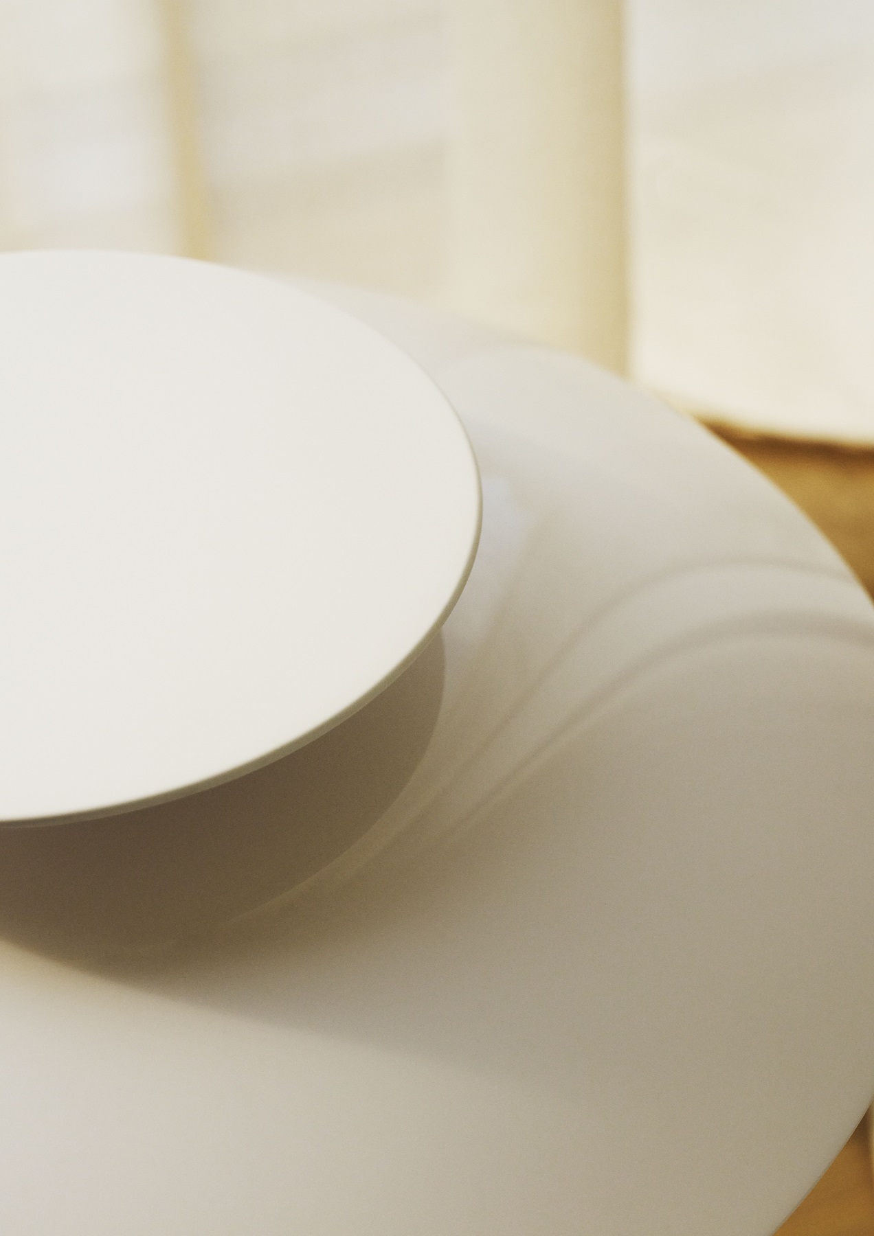 Detailaufnahme der weißen PH 80 Tischleuchte von Louis Poulsen, ein Designklassiker für stimmungsvolle Beleuchtung.