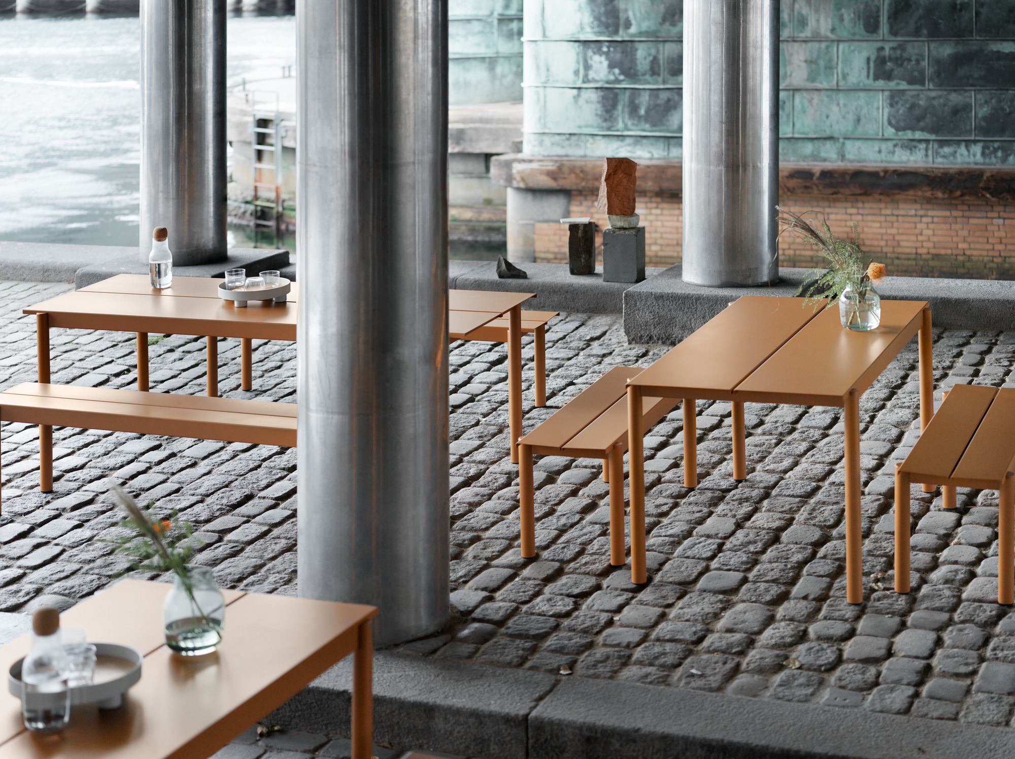 Muuto Linear Steel Outdoor Tisch 200x75 cm in Szene gesetzt, ideal für den Garten.