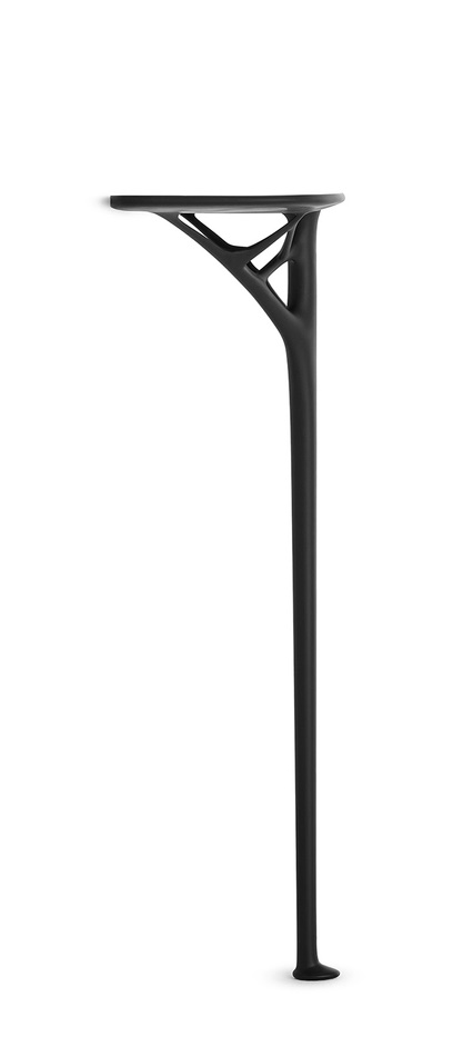 Schwarze A.I. Konsole von Kartell: Moderne Design Konsole mit schlankem, minimalistischem Bein und runder Tischplatte.