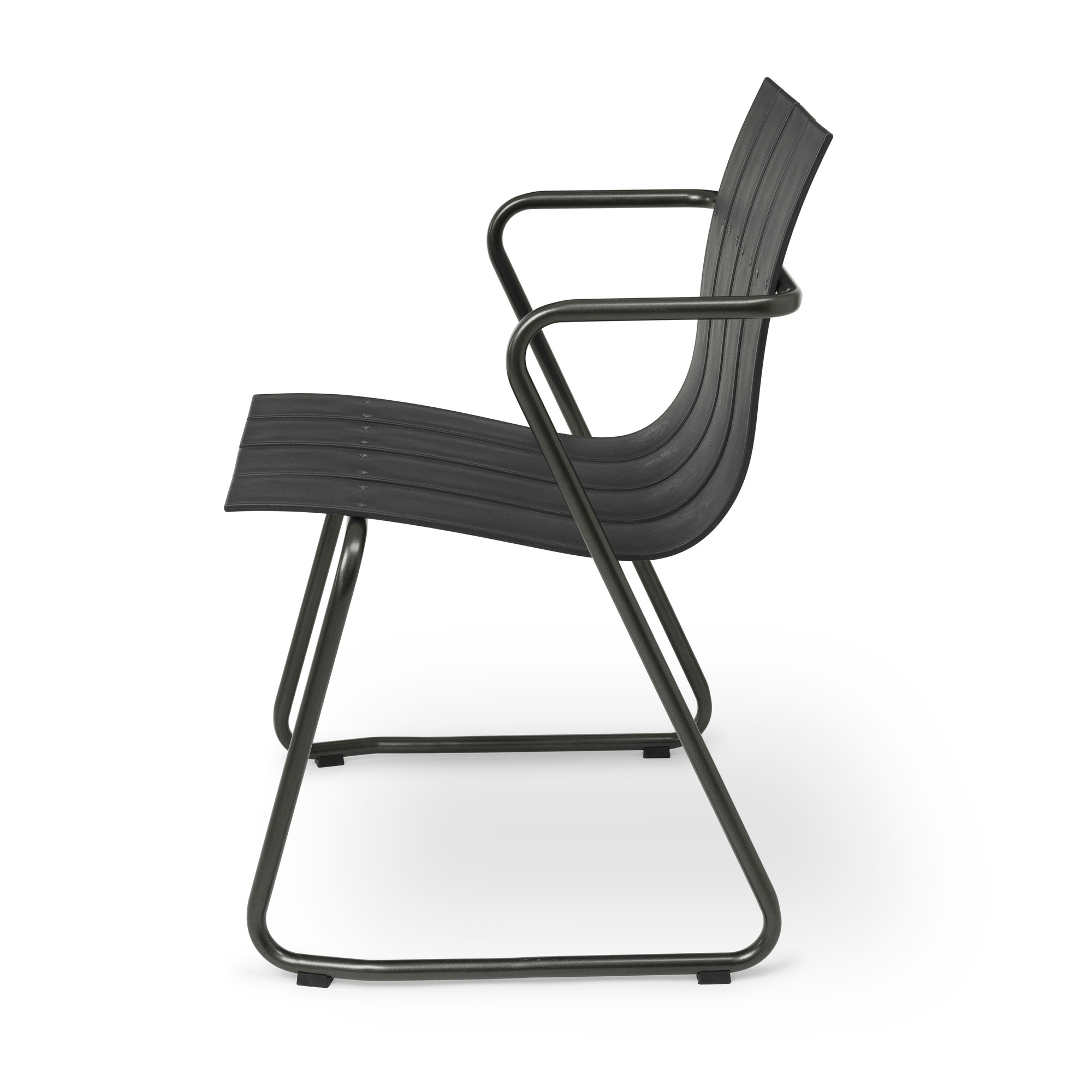 Schwarzer Ocean Chair Outdoor Stuhl von Mater, Seitenansicht. Moderner Gartenstuhl mit Armlehnen und minimalistischem Design.