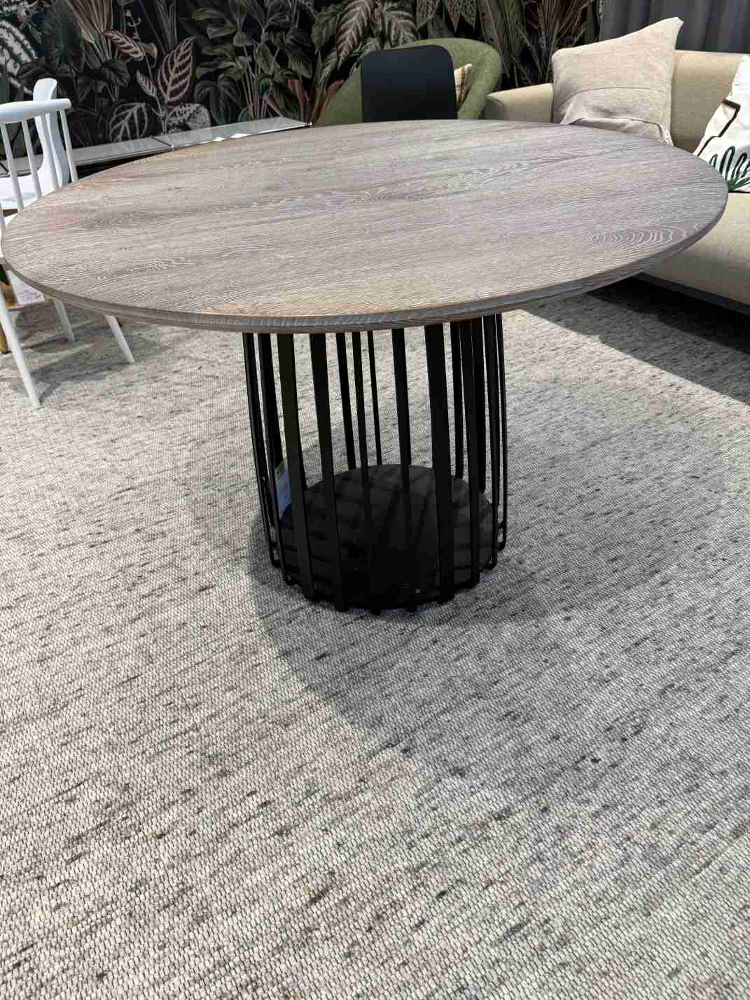 Runder Esstisch BC 07 Basket von Janua mit geräucherter Eiche und schwarzem Stahlgestell.