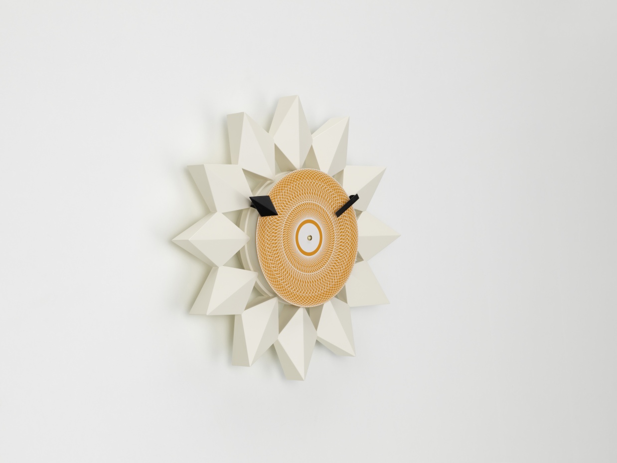 Weiße Diamond Markers Clock Wanduhr von Vitra mit geometrischem Design und goldenem Ziffernblatt.