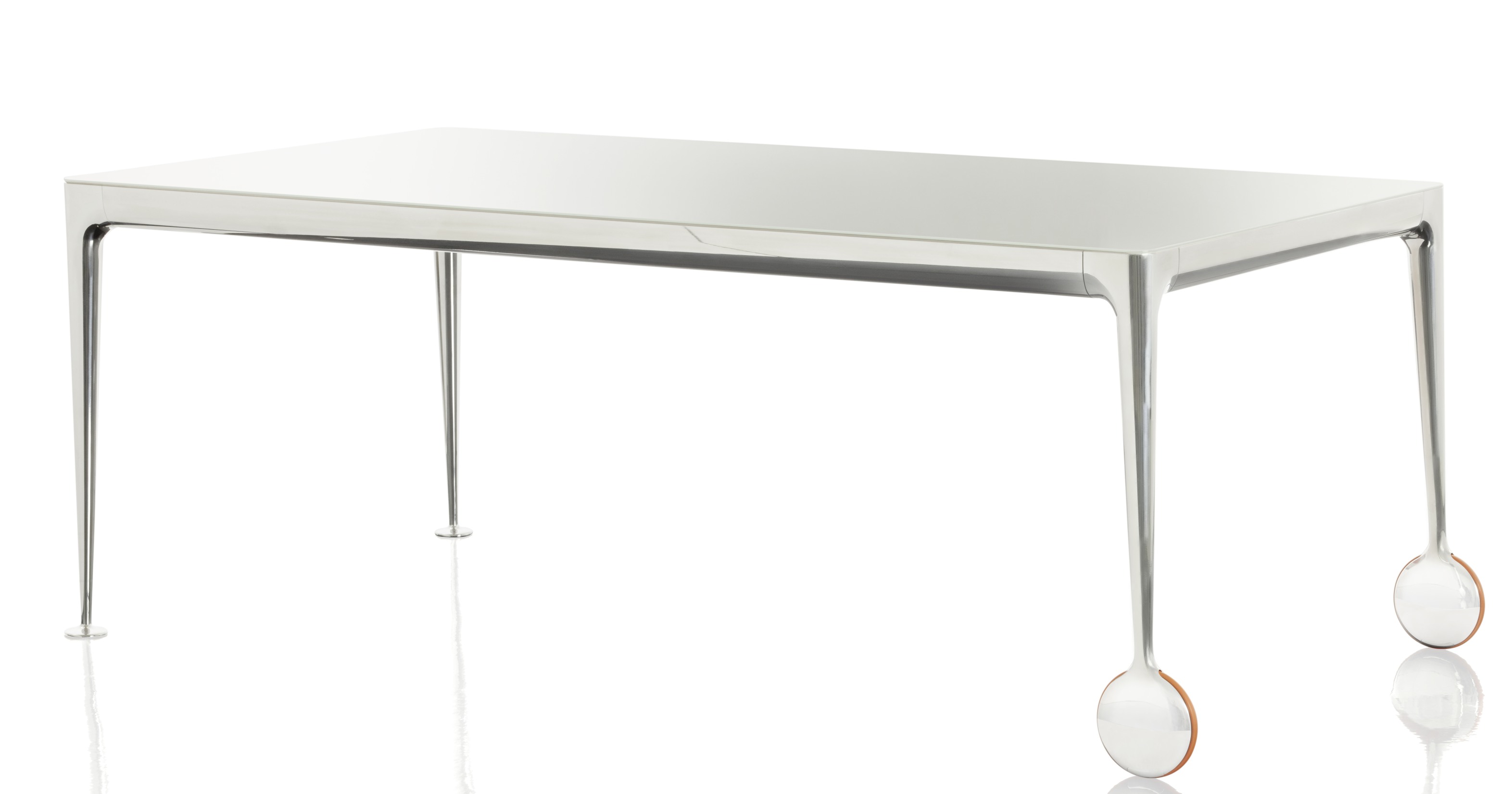 Eleganter, rollbarer Tisch "Big Will Table" von Magis mit glänzender Tischplatte und Chromgestell.