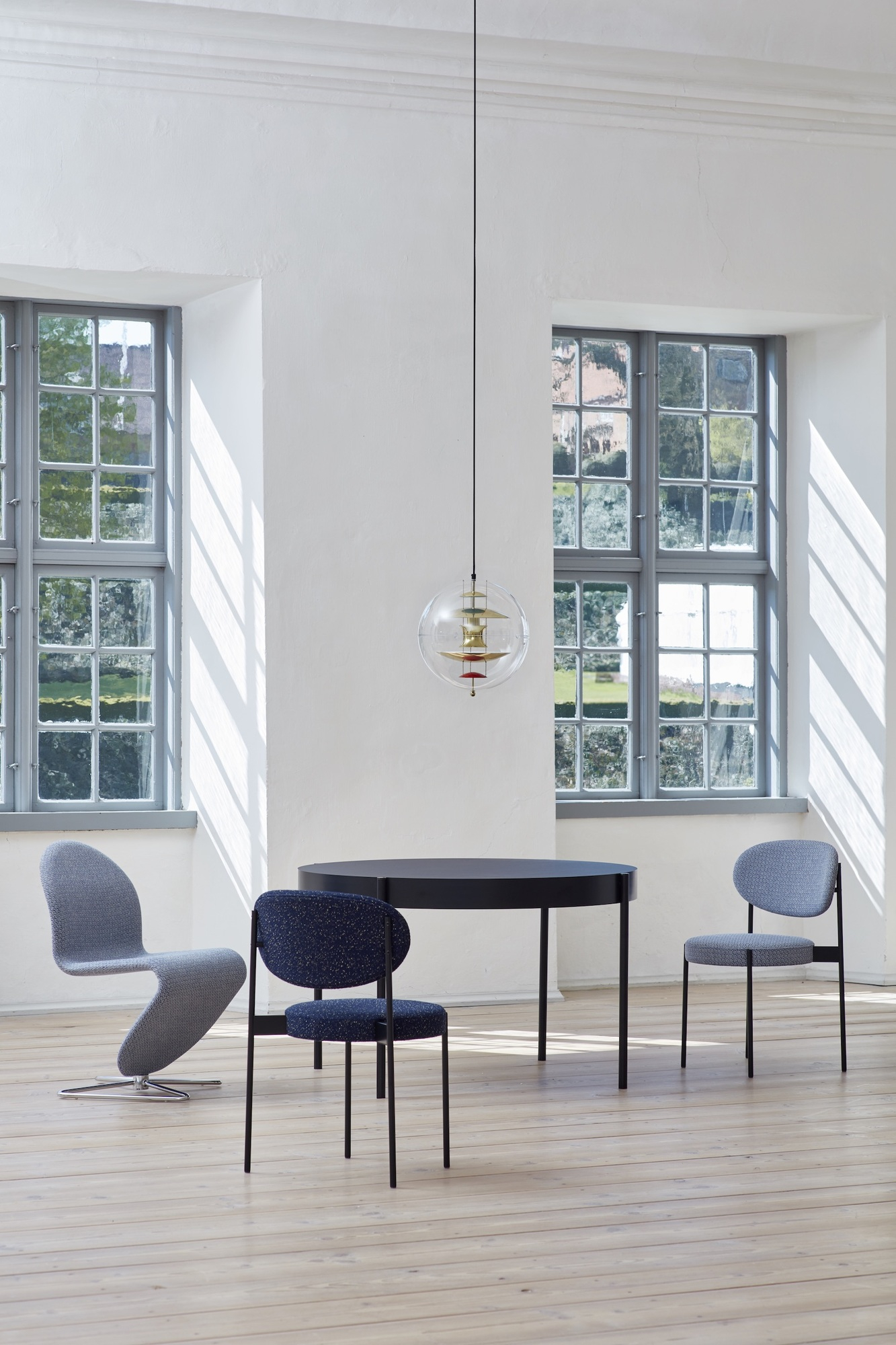 Schwarzer Series 430 Tisch von Verpan mit Stühlen und Pendelleuchte in hellem Raum.