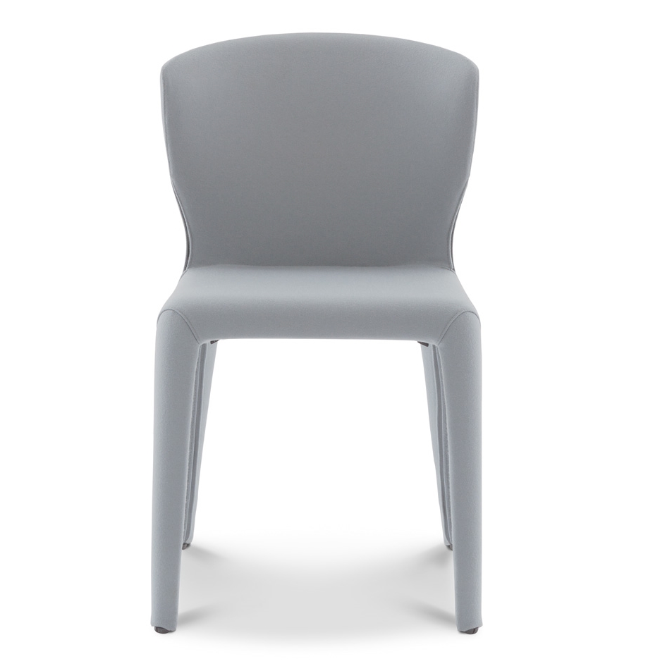 Frontansicht des grauen 369 Hola Stuhls von Cassina, moderner Polsterstuhl für Esszimmer und Wohnbereich.