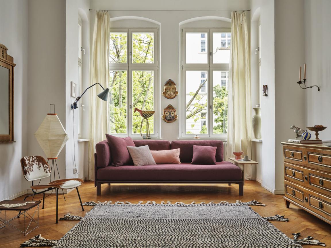 Vitra Anagram Sofa Plattform 110 x 165 cm in Pflaume im stilvollen Wohnzimmer mit Teppich.