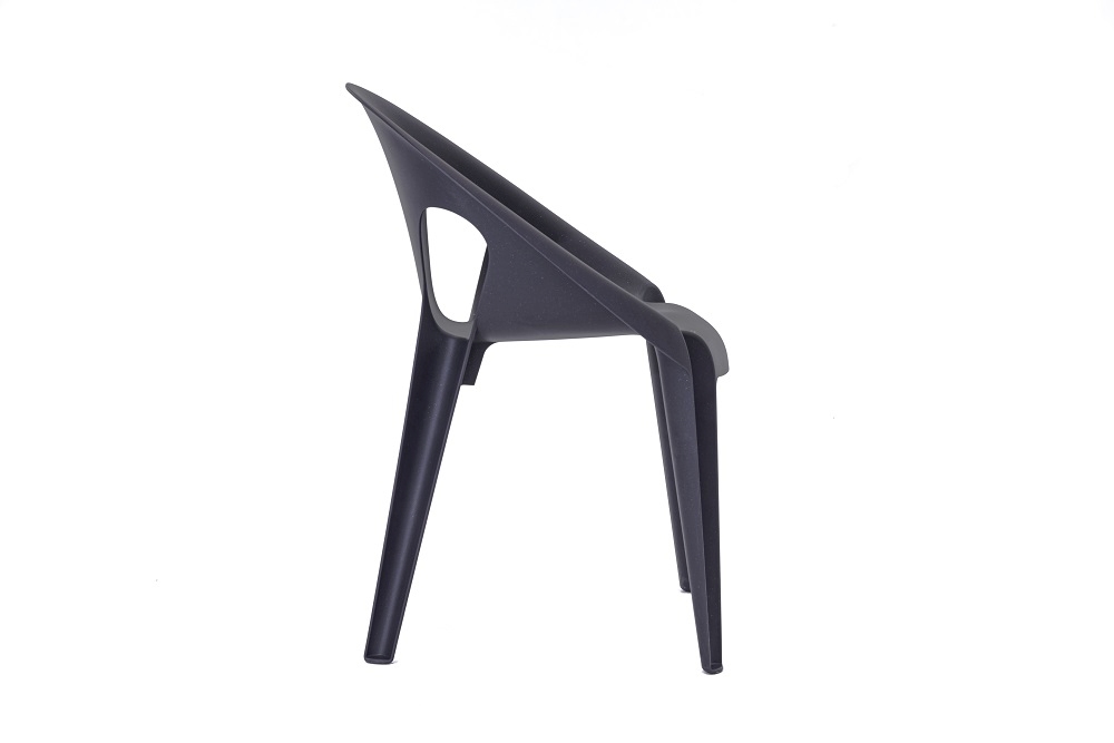 Schwarzer Bell Chair Stuhl von Magis, stapelbar, mit Armlehnen, für drinnen und draußen.