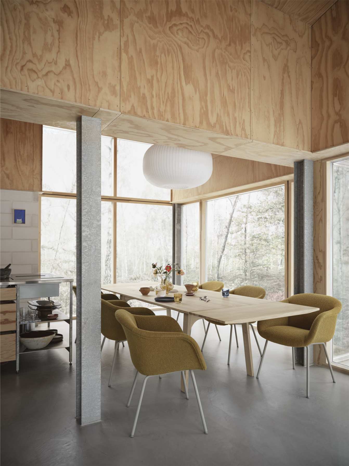 Earnest Esstisch von Muuto, ausziehbar, helle Holzplatte mit gelben Stühlen in modernem Esszimmer.