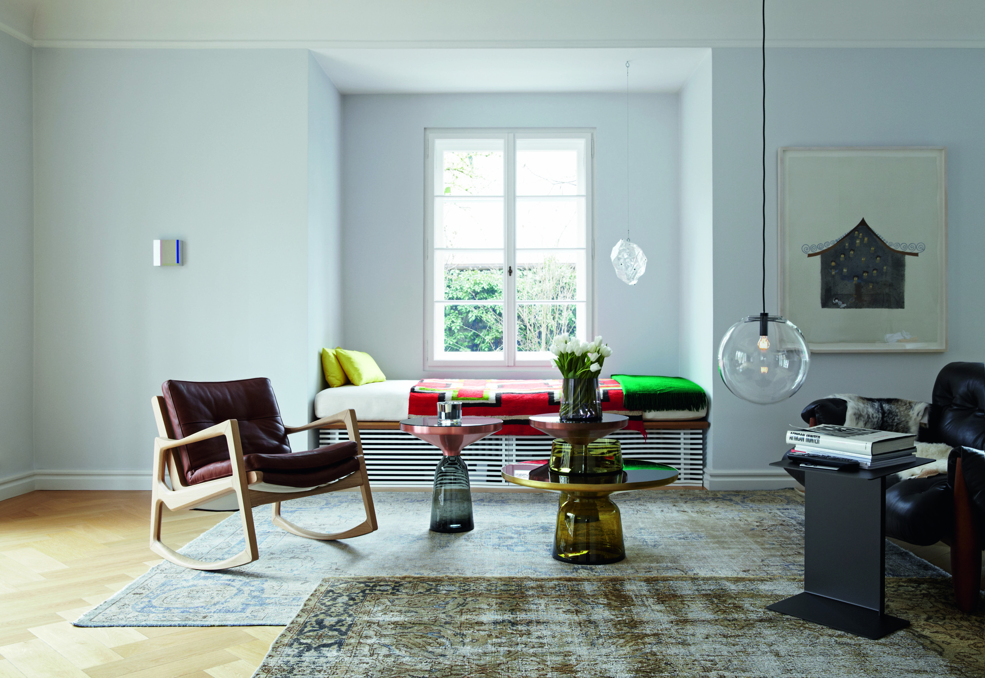Wohnzimmer mit ClassiCon Bell Coffee Table Couchtisch in Messing und Quarz-grau. Designermöbel für stilvolles Wohnen.