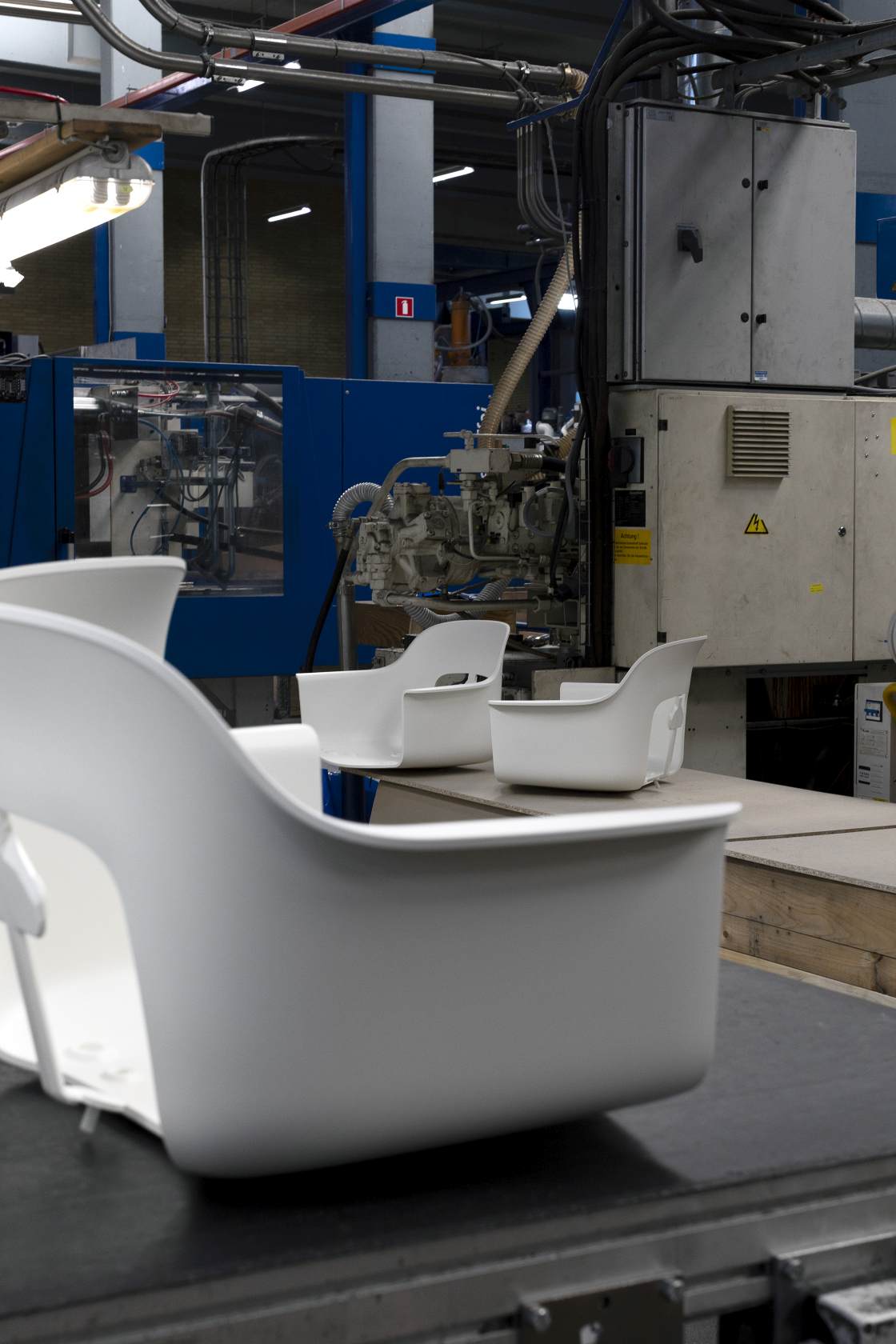 Layout Armchair 224 von Hay in Weiß, hergestellt in einer Fabrikhalle, moderner Armlehnstuhl.