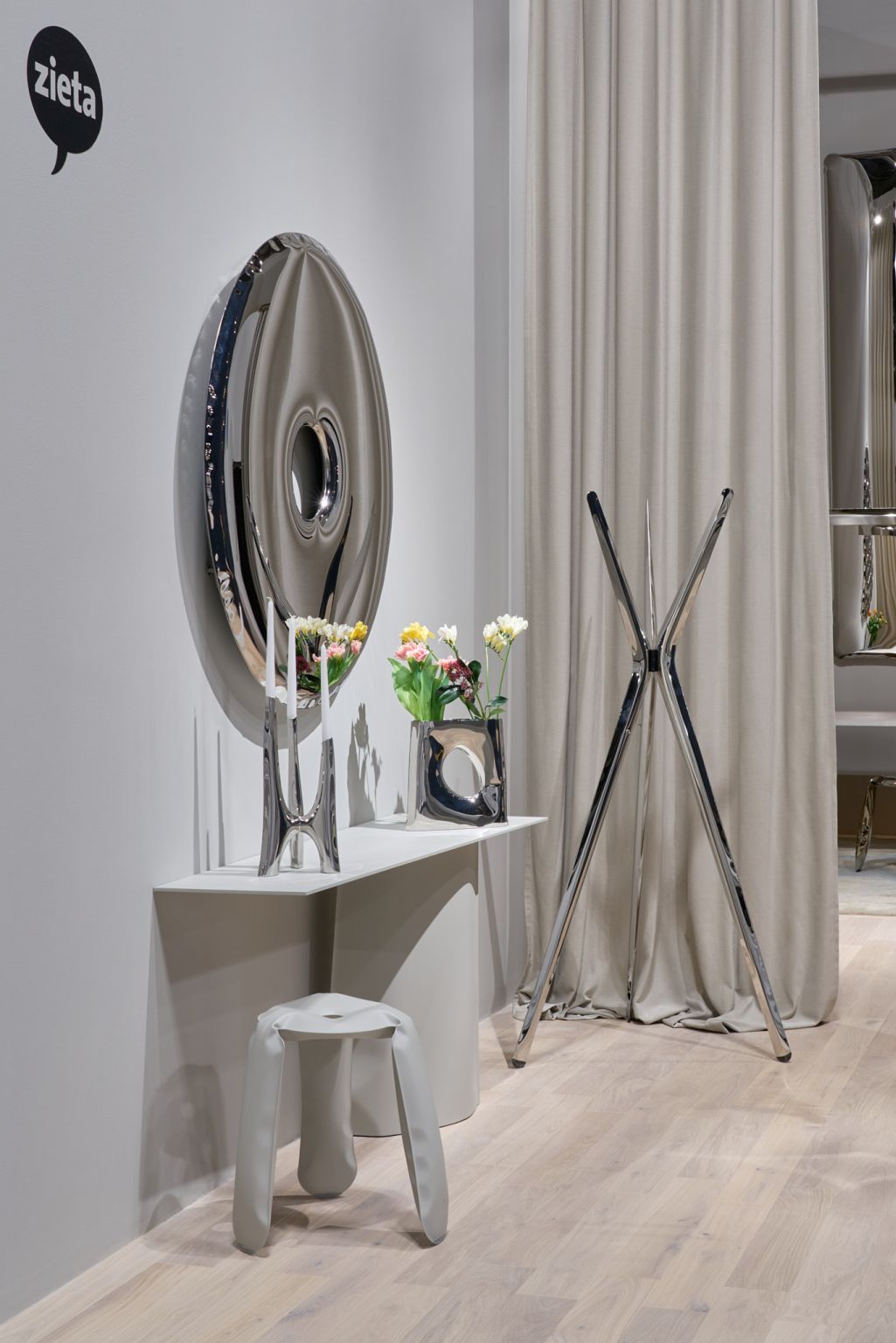 Snopek Garderobenständer von Zieta, moderner Kleiderständer aus poliertem Stahl im minimalistischen Design.