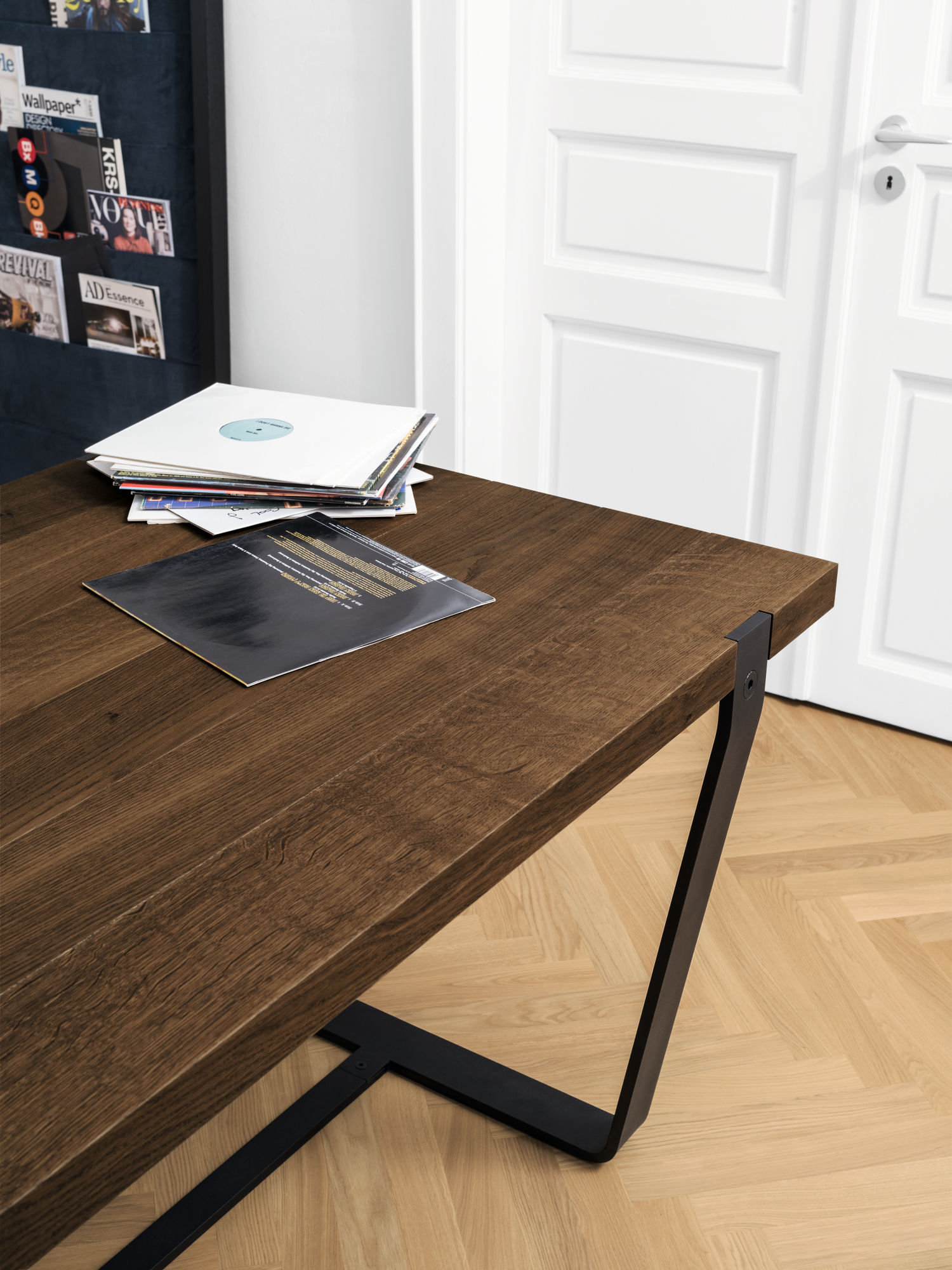 BB 11 Clamp Tisch von Janua, Eiche geräuchert, mit schwarzen Metallbeinen und Schallplatten.