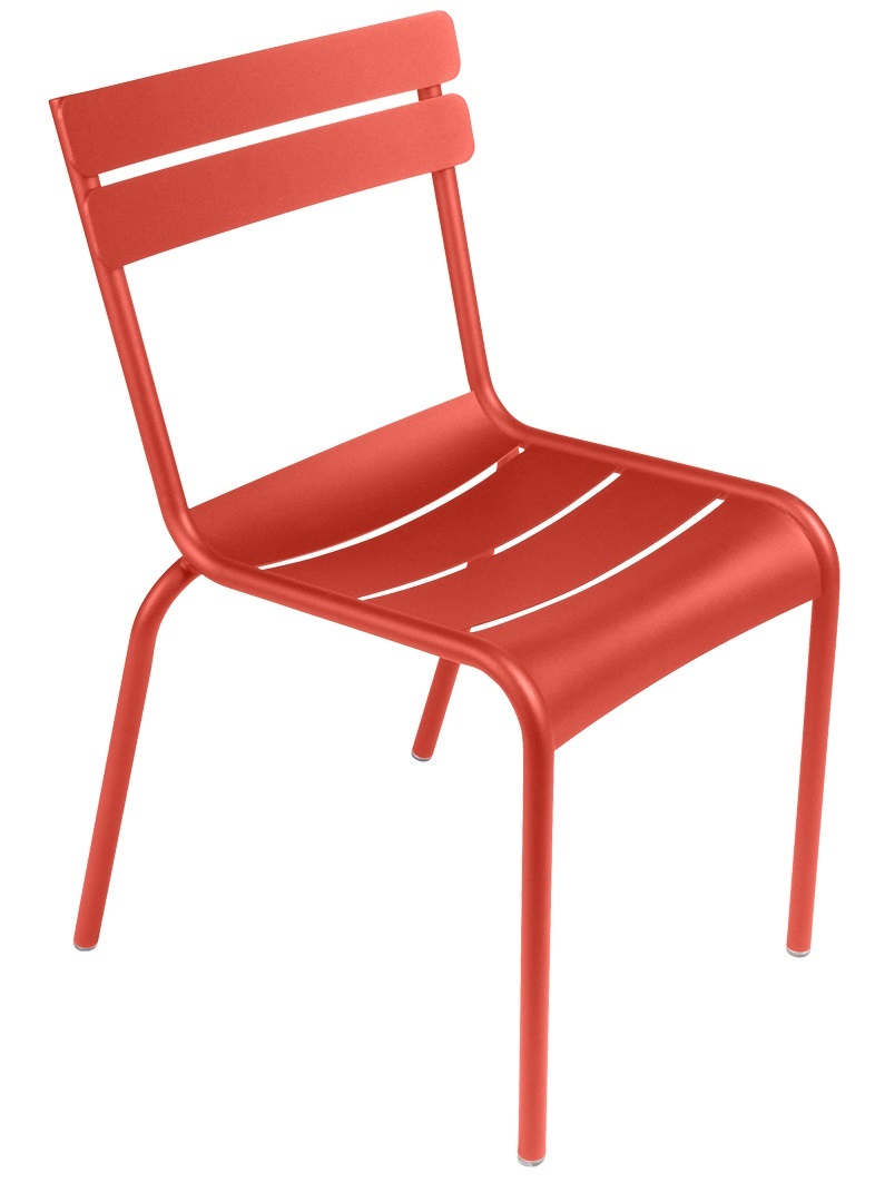 Luxembourg Stuhl von Fermob in Schwarzkirsche, ein moderner Outdoor Sessel aus Metall für Garten und Terrasse.