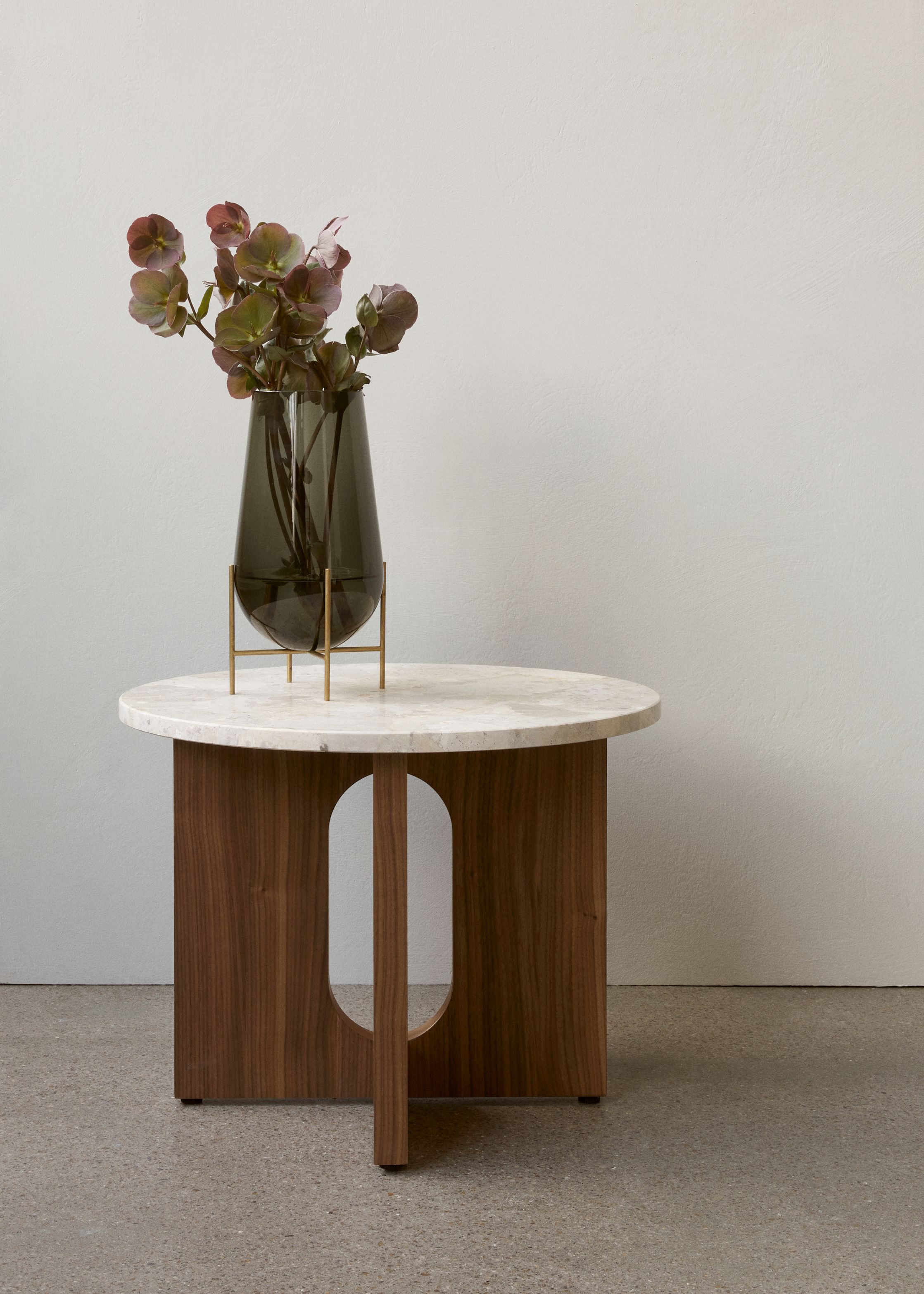 Androgyne Beistelltisch von Audo mit Marmorplatte und Holzfuß, darauf eine graue Blumenvase.