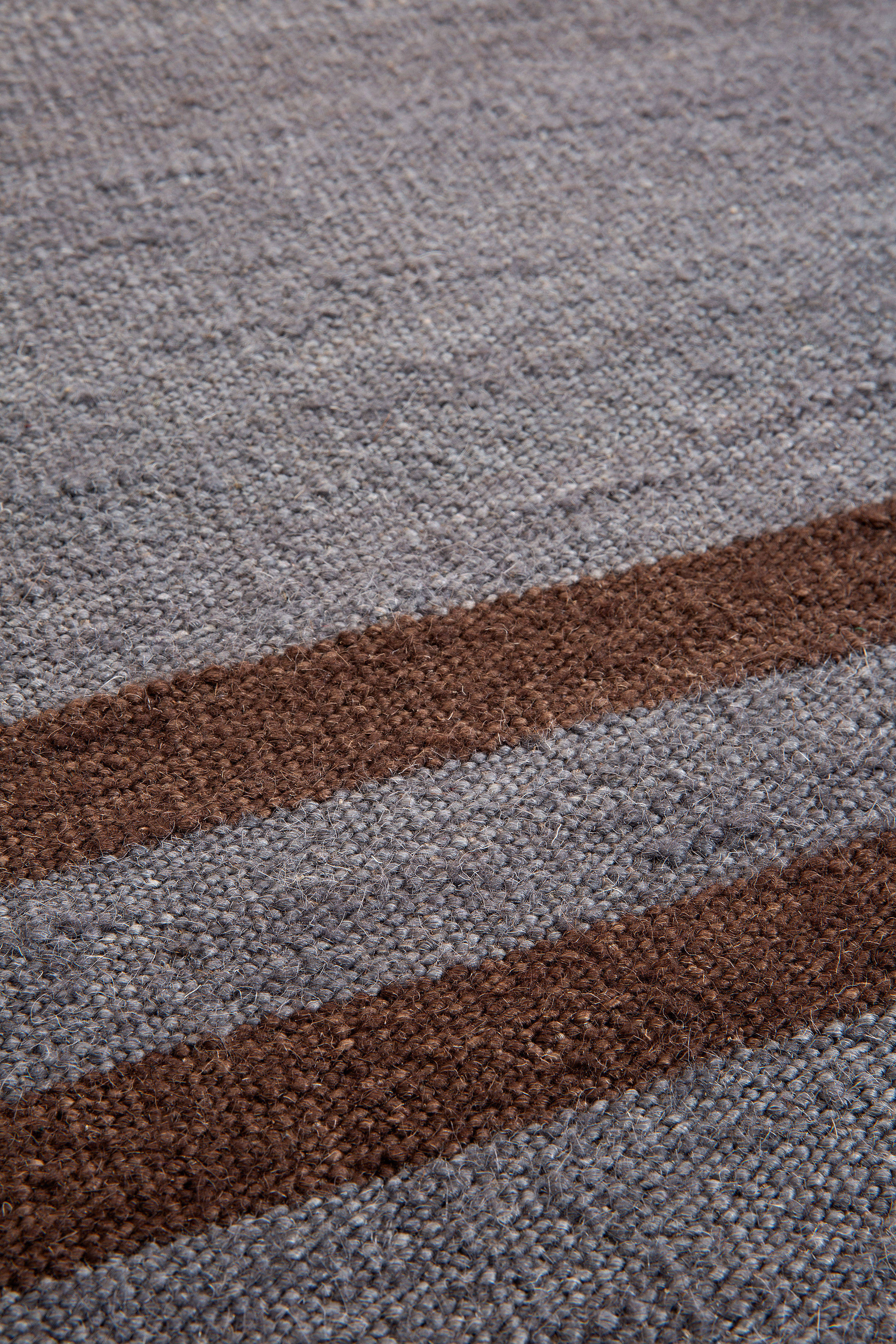 Detailaufnahme des Blue Mazandaran Kilim Teppichs mit braunen Streifen, Ethno-Design und robuster Textur.