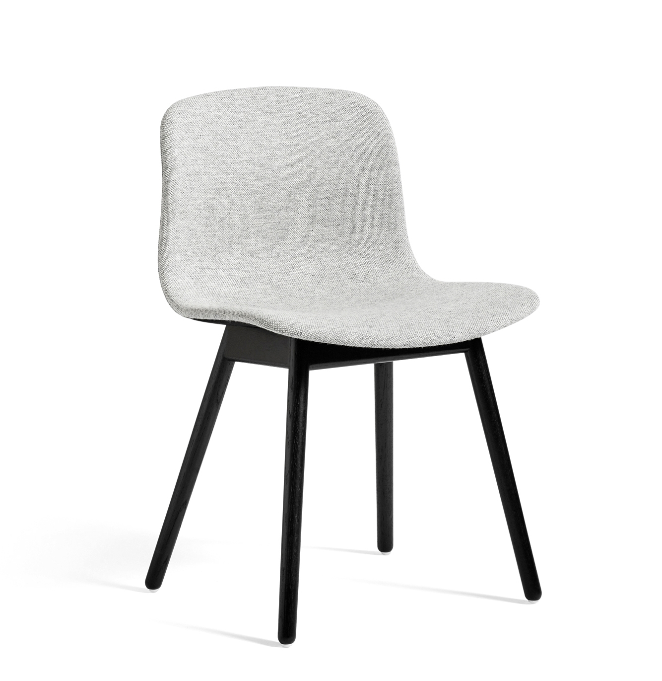 About A Chair AAC13 Stuhl von Hay mit grauem Stoffbezug und schwarzem Holzgestell.