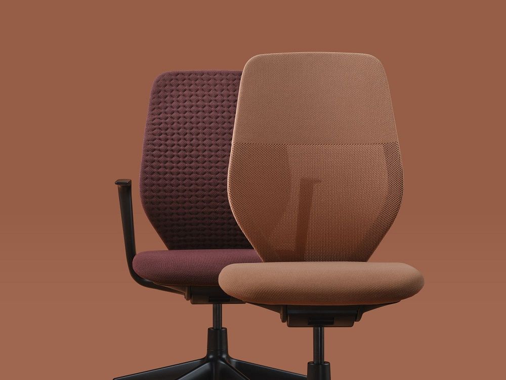Zwei ACX Mesh Bürodrehstühle von Vitra in Braun- und Lilatönen, ergonomisch und atmungsaktiv.