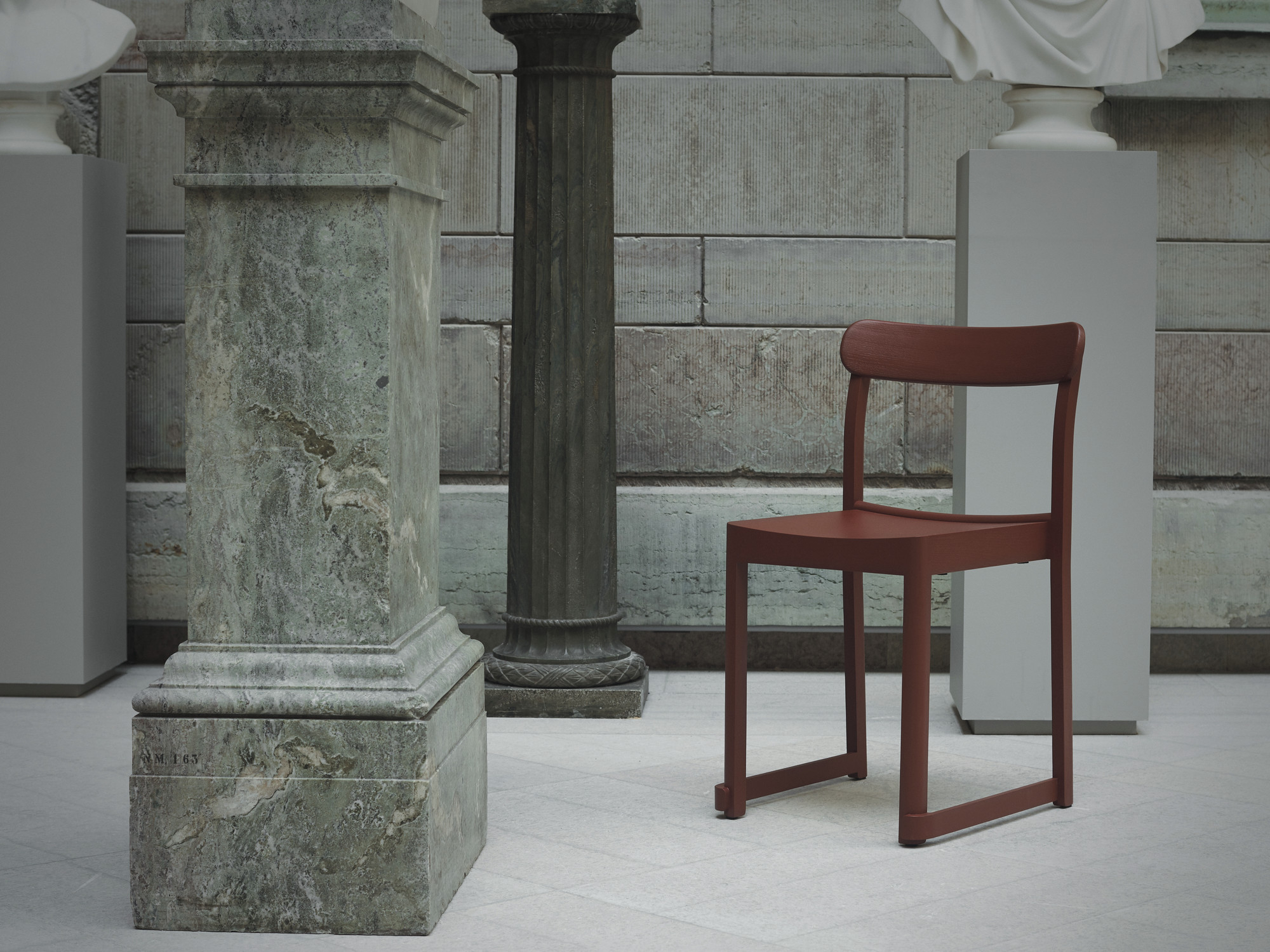 Atelier Chair Stuhl von Artek, dunkelrot lackiert, Buche, minimalistisches Design für Wohnen und Büro.