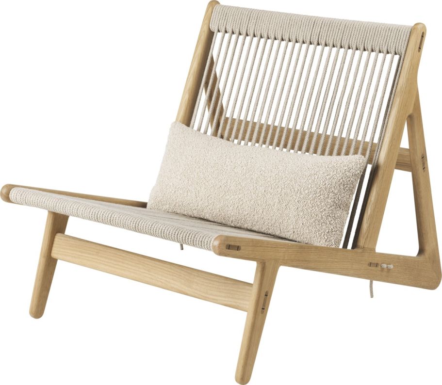 MR01 Initial Chair Sessel von Gubi: Holzrahmen mit Seilbespannung und Kissen. Design Sessel.