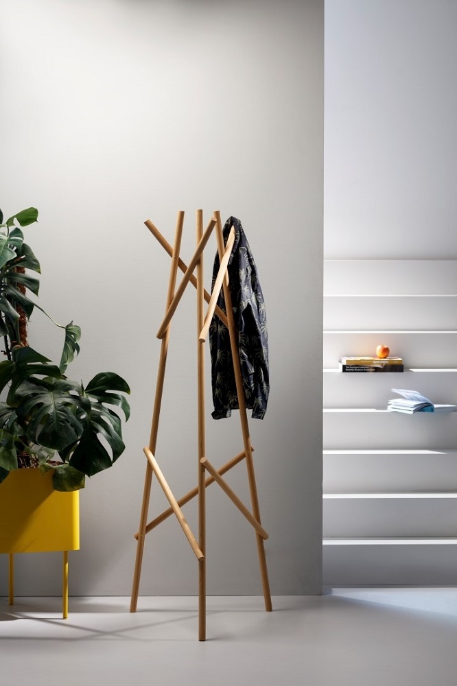 Moderner Kendo Garderobenständer aus Holz mit Jacke im minimalistischen Interieur. Design Garderobe für Flur und Büro.